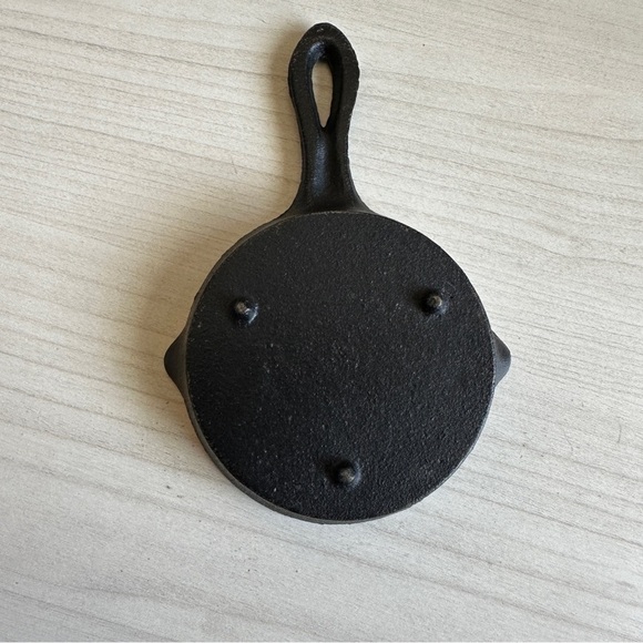 Vintage Mini Hand Painted Palm tree and sailboat 3D black Cast Iron Frying Pan - Picture 10 of 11